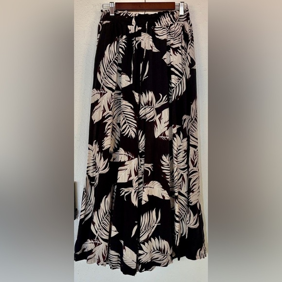 Elegant Black and Cream Leaf Print Skort - Picture 3 of 6